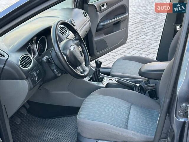 Серый Форд Фокус, объемом двигателя 1.6 л и пробегом 260 тыс. км за 5100 $, фото 5 на Automoto.ua