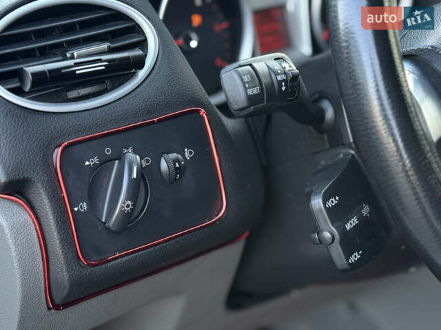 Серый Форд Фокус, объемом двигателя 1.8 л и пробегом 266 тыс. км за 5300 $, фото 7 на Automoto.ua