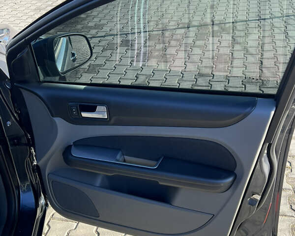 Серый Форд Фокус, объемом двигателя 1.6 л и пробегом 270 тыс. км за 5999 $, фото 43 на Automoto.ua