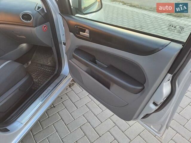 Серый Форд Фокус, объемом двигателя 1.6 л и пробегом 200 тыс. км за 6400 $, фото 20 на Automoto.ua