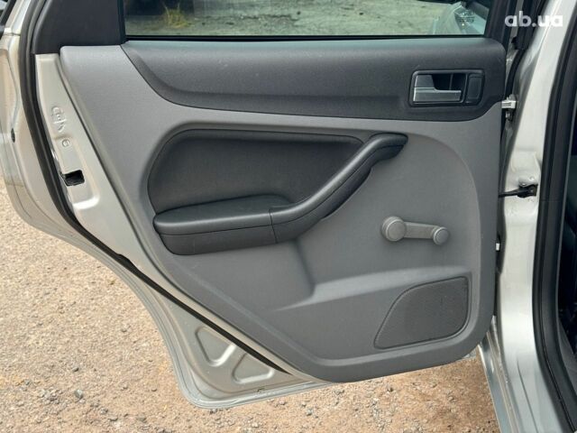 Серый Форд Фокус, объемом двигателя 1.6 л и пробегом 300 тыс. км за 5440 $, фото 15 на Automoto.ua