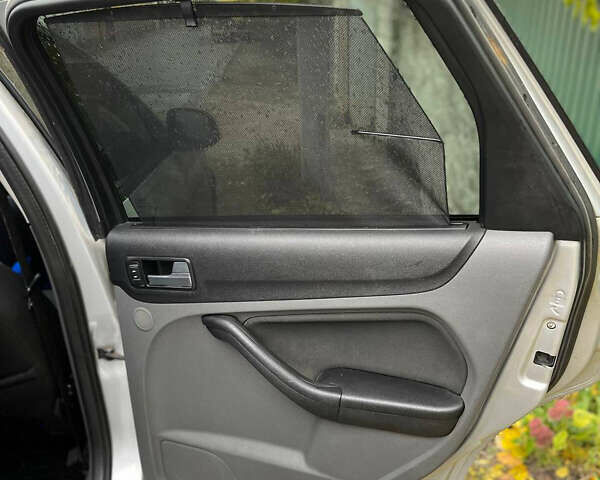 Серый Форд Фокус, объемом двигателя 1.6 л и пробегом 273 тыс. км за 4000 $, фото 2 на Automoto.ua