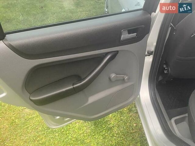 Серый Форд Фокус, объемом двигателя 1.8 л и пробегом 299 тыс. км за 6900 $, фото 7 на Automoto.ua