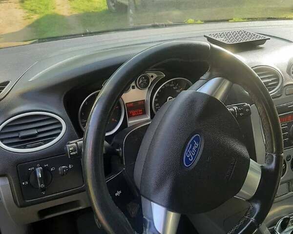 Серый Форд Фокус, объемом двигателя 1.6 л и пробегом 235 тыс. км за 5500 $, фото 4 на Automoto.ua