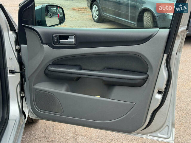 Сірий Форд Фокус, об'ємом двигуна 1.6 л та пробігом 300 тис. км за 5440 $, фото 21 на Automoto.ua
