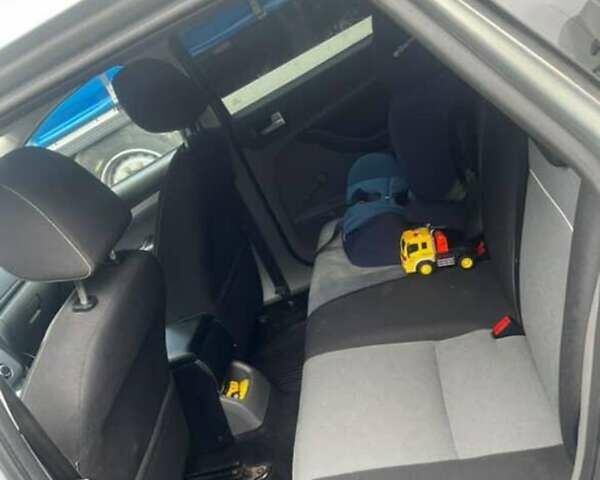 Серый Форд Фокус, объемом двигателя 1.6 л и пробегом 328 тыс. км за 5500 $, фото 3 на Automoto.ua