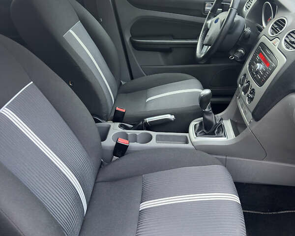 Сірий Форд Фокус, об'ємом двигуна 1.6 л та пробігом 260 тис. км за 5500 $, фото 18 на Automoto.ua