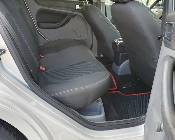 Серый Форд Фокус, объемом двигателя 1.6 л и пробегом 297 тыс. км за 5200 $, фото 16 на Automoto.ua