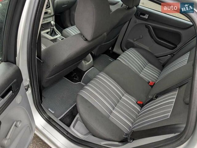 Серый Форд Фокус, объемом двигателя 1.6 л и пробегом 241 тыс. км за 6200 $, фото 12 на Automoto.ua