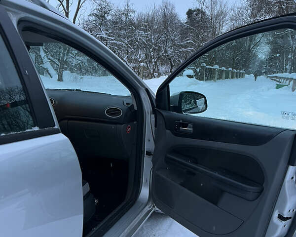 Серый Форд Фокус, объемом двигателя 1.6 л и пробегом 183 тыс. км за 5600 $, фото 18 на Automoto.ua