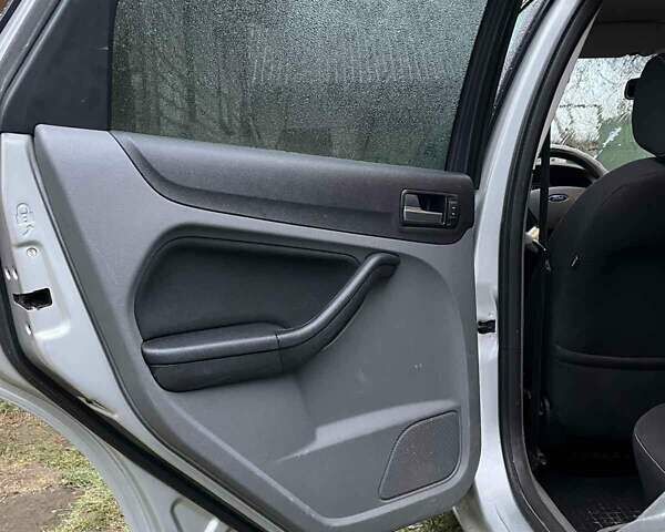 Серый Форд Фокус, объемом двигателя 1.56 л и пробегом 242 тыс. км за 5700 $, фото 5 на Automoto.ua