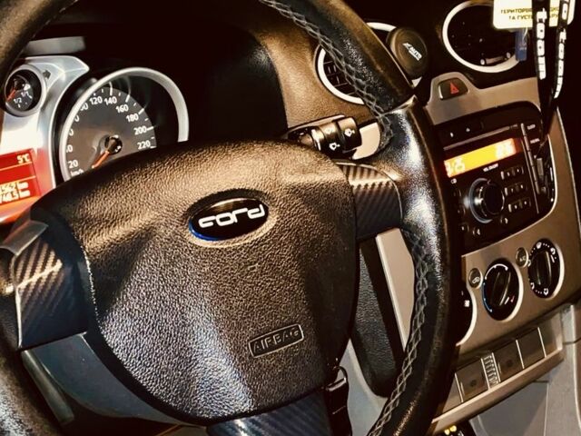 Серый Форд Фокус, объемом двигателя 1.6 л и пробегом 300 тыс. км за 5000 $, фото 4 на Automoto.ua