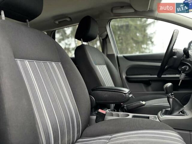 Серый Форд Фокус, объемом двигателя 1.6 л и пробегом 206 тыс. км за 5800 $, фото 25 на Automoto.ua