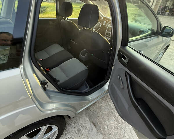 Серый Форд Фокус, объемом двигателя 1.6 л и пробегом 230 тыс. км за 4650 $, фото 9 на Automoto.ua