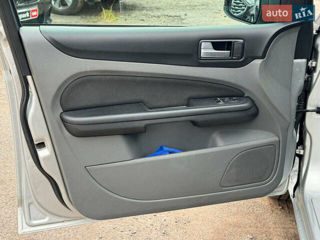Сірий Форд Фокус, об'ємом двигуна 1.6 л та пробігом 300 тис. км за 5440 $, фото 11 на Automoto.ua