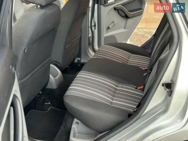 Серый Форд Фокус, объемом двигателя 1.6 л и пробегом 232 тыс. км за 6300 $, фото 28 на Automoto.ua