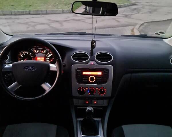 Серый Форд Фокус, объемом двигателя 1.6 л и пробегом 245 тыс. км за 4850 $, фото 11 на Automoto.ua