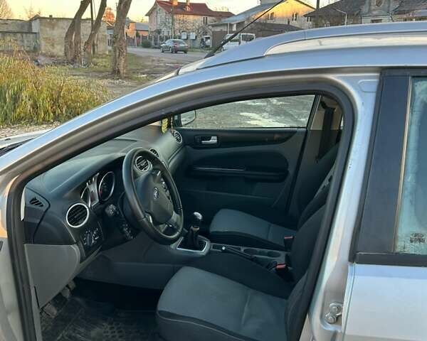 Серый Форд Фокус, объемом двигателя 1.56 л и пробегом 295 тыс. км за 5300 $, фото 2 на Automoto.ua