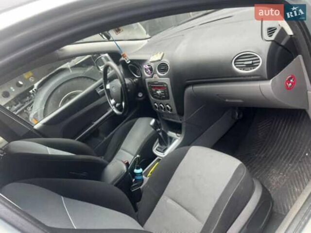 Серый Форд Фокус, объемом двигателя 1.6 л и пробегом 328 тыс. км за 5500 $, фото 8 на Automoto.ua