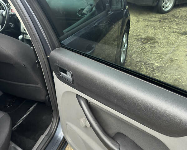 Серый Форд Фокус, объемом двигателя 1.6 л и пробегом 260 тыс. км за 5400 $, фото 15 на Automoto.ua