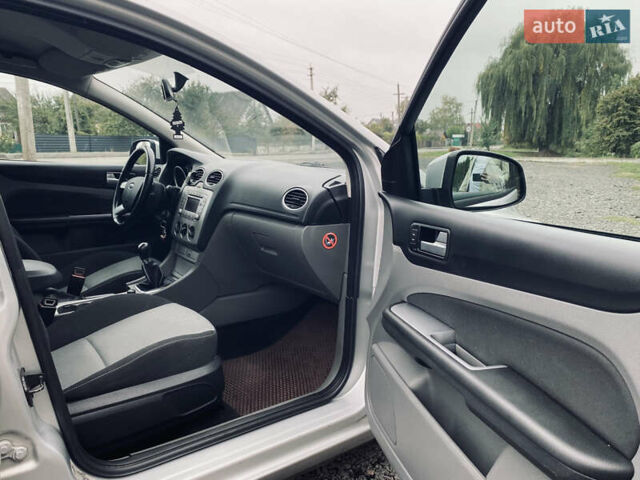 Сірий Форд Фокус, об'ємом двигуна 1.6 л та пробігом 303 тис. км за 6200 $, фото 31 на Automoto.ua