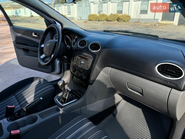 Сірий Форд Фокус, об'ємом двигуна 1.6 л та пробігом 301 тис. км за 5499 $, фото 43 на Automoto.ua