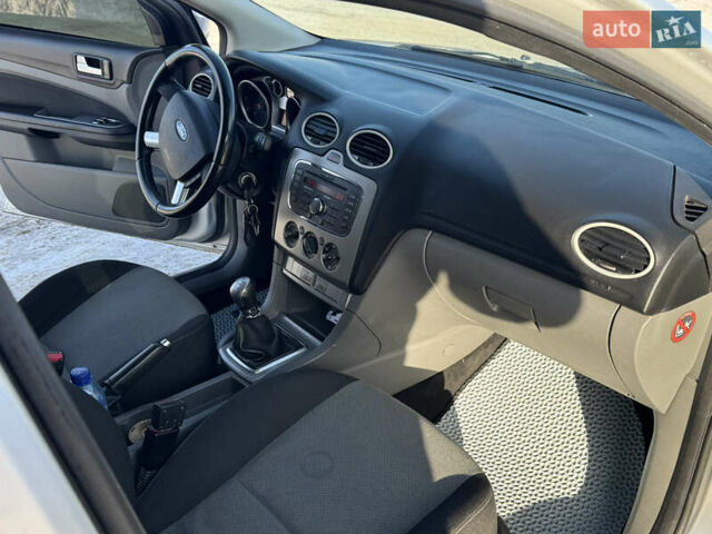 Серый Форд Фокус, объемом двигателя 1.6 л и пробегом 324 тыс. км за 5500 $, фото 9 на Automoto.ua