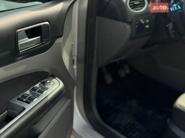 Серый Форд Фокус, объемом двигателя 1.6 л и пробегом 208 тыс. км за 6200 $, фото 25 на Automoto.ua