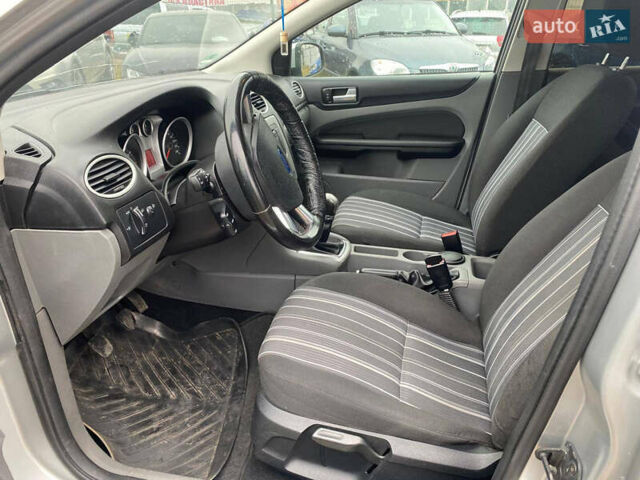 Серый Форд Фокус, объемом двигателя 1.6 л и пробегом 250 тыс. км за 5500 $, фото 10 на Automoto.ua