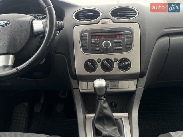 Серый Форд Фокус, объемом двигателя 1.6 л и пробегом 208 тыс. км за 6300 $, фото 25 на Automoto.ua
