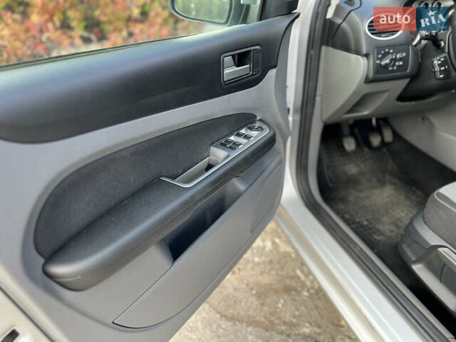 Сірий Форд Фокус, об'ємом двигуна 1.6 л та пробігом 207 тис. км за 6150 $, фото 9 на Automoto.ua