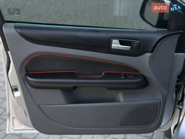 Серый Форд Фокус, объемом двигателя 1.8 л и пробегом 266 тыс. км за 5300 $, фото 6 на Automoto.ua