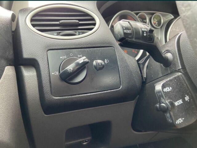 Серый Форд Фокус, объемом двигателя 1.6 л и пробегом 111 тыс. км за 3000 $, фото 9 на Automoto.ua