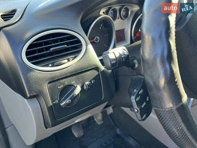 Серый Форд Фокус, объемом двигателя 1.6 л и пробегом 270 тыс. км за 5999 $, фото 30 на Automoto.ua