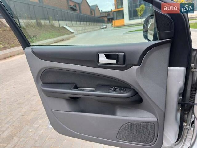 Серый Форд Фокус, объемом двигателя 1.56 л и пробегом 300 тыс. км за 5100 $, фото 12 на Automoto.ua