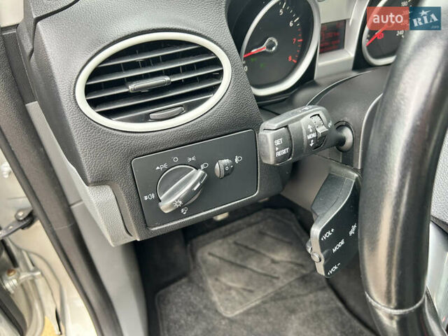 Сірий Форд Фокус, об'ємом двигуна 1.6 л та пробігом 200 тис. км за 5990 $, фото 18 на Automoto.ua