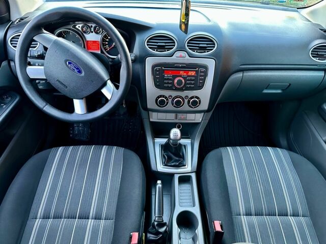 Серый Форд Фокус, объемом двигателя 1.6 л и пробегом 232 тыс. км за 6300 $, фото 7 на Automoto.ua