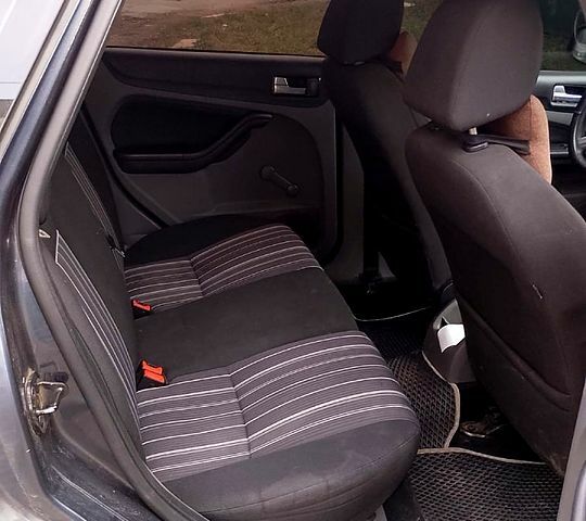 Серый Форд Фокус, объемом двигателя 1.6 л и пробегом 305 тыс. км за 5200 $, фото 1 на Automoto.ua