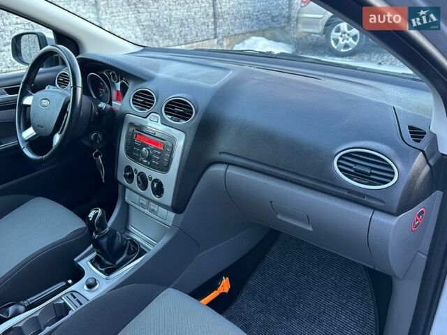 Сірий Форд Фокус, об'ємом двигуна 1.6 л та пробігом 220 тис. км за 6999 $, фото 92 на Automoto.ua