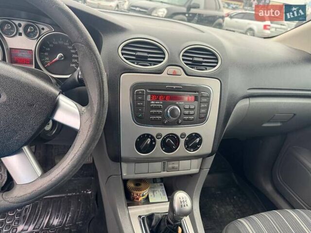 Серый Форд Фокус, объемом двигателя 1.6 л и пробегом 242 тыс. км за 4999 $, фото 6 на Automoto.ua