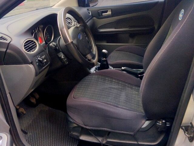 Серый Форд Фокус, объемом двигателя 1.6 л и пробегом 226 тыс. км за 6000 $, фото 2 на Automoto.ua