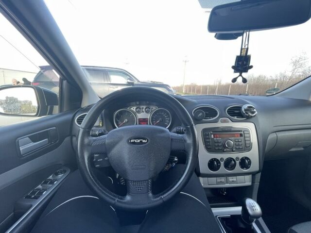 Серый Форд Фокус, объемом двигателя 1.6 л и пробегом 300 тыс. км за 5000 $, фото 7 на Automoto.ua