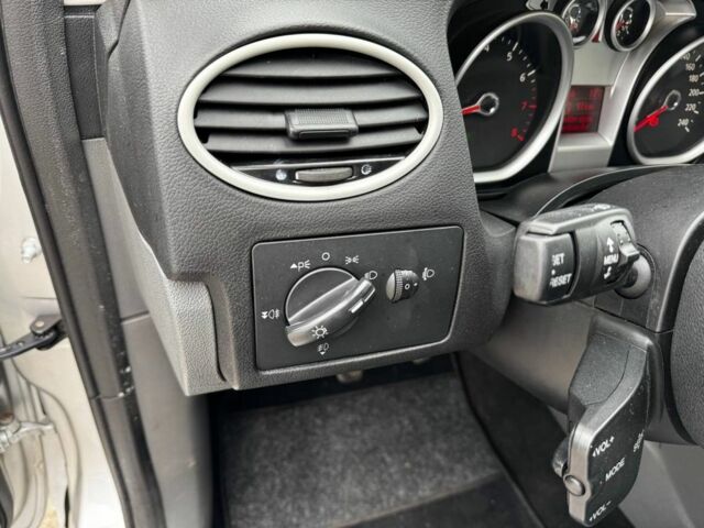 Серый Форд Фокус, объемом двигателя 1.6 л и пробегом 188 тыс. км за 5700 $, фото 6 на Automoto.ua