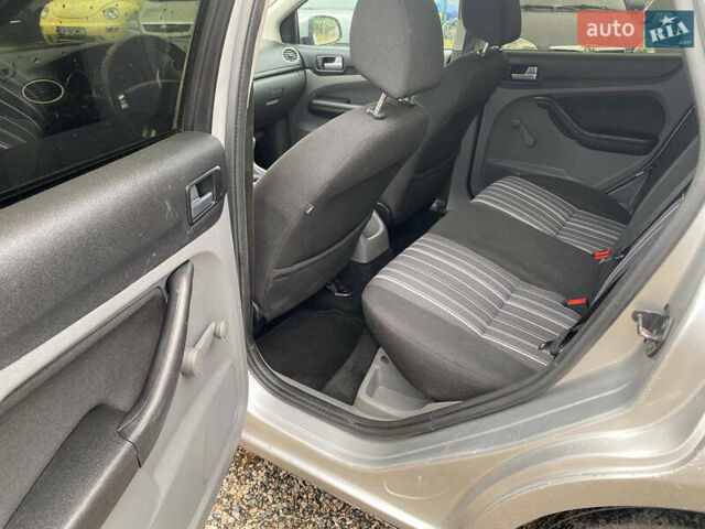 Серый Форд Фокус, объемом двигателя 1.6 л и пробегом 250 тыс. км за 5500 $, фото 9 на Automoto.ua
