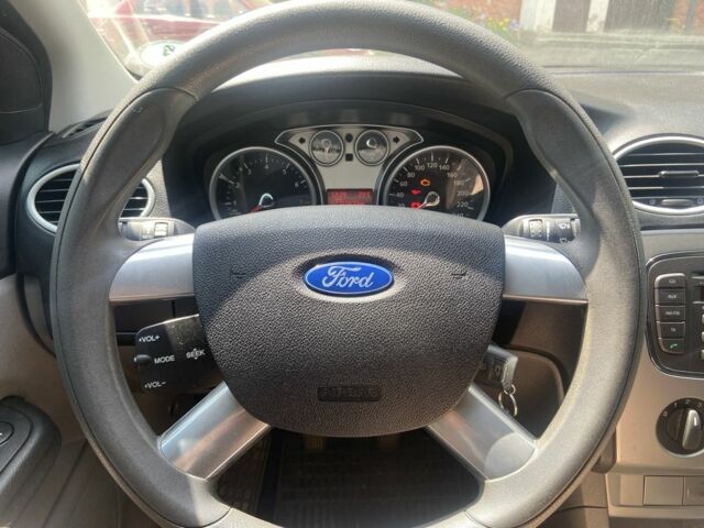 Серый Форд Фокус, объемом двигателя 1.6 л и пробегом 167 тыс. км за 6100 $, фото 6 на Automoto.ua