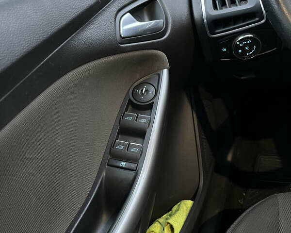 Сірий Форд Фокус, об'ємом двигуна 1.56 л та пробігом 307 тис. км за 7200 $, фото 14 на Automoto.ua