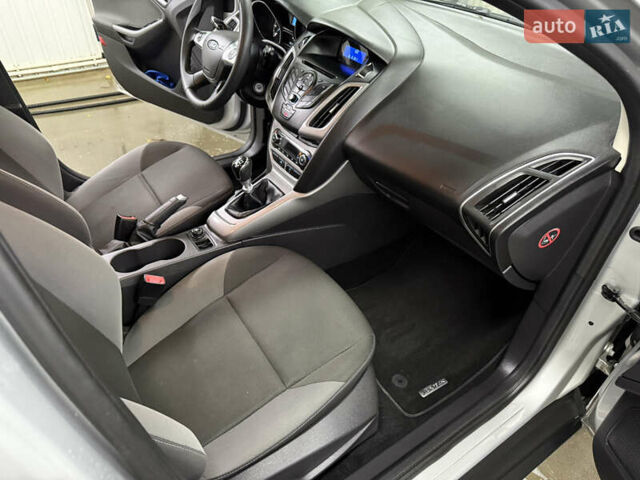 Серый Форд Фокус, объемом двигателя 1.6 л и пробегом 237 тыс. км за 7500 $, фото 5 на Automoto.ua