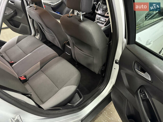Серый Форд Фокус, объемом двигателя 1.6 л и пробегом 237 тыс. км за 7500 $, фото 7 на Automoto.ua
