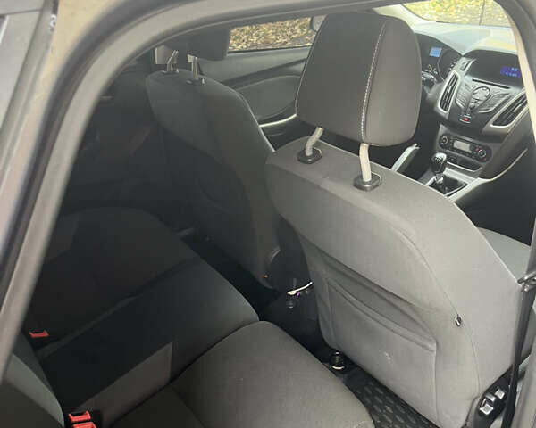 Серый Форд Фокус, объемом двигателя 1.56 л и пробегом 235 тыс. км за 6600 $, фото 7 на Automoto.ua