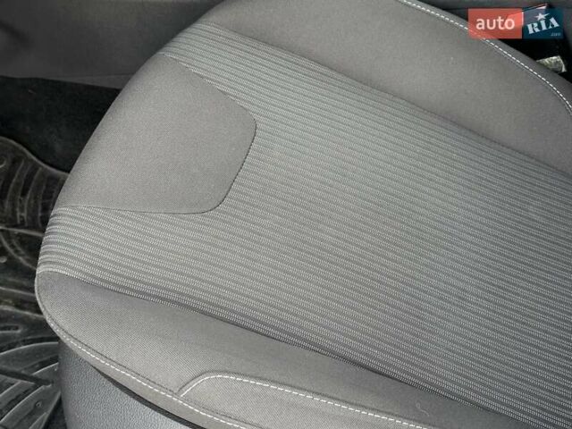 Серый Форд Фокус, объемом двигателя 1.6 л и пробегом 194 тыс. км за 8250 $, фото 18 на Automoto.ua